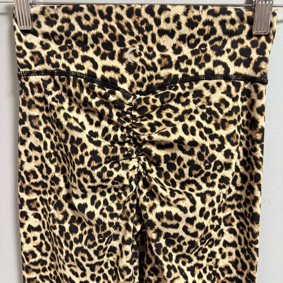Zyia Leopard Brilliant Scrunchy What Leggings - Picture 7 of 9
